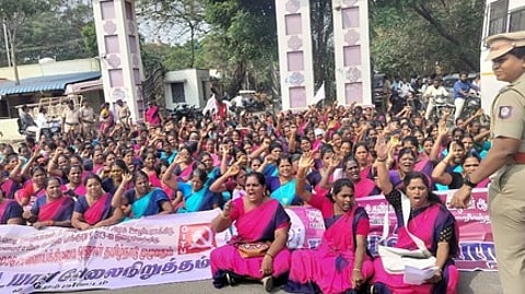 போராட்டத்தில் ஈடுபட்ட அங்கன்வாடி ஊழியா் சங்கத்தினா்