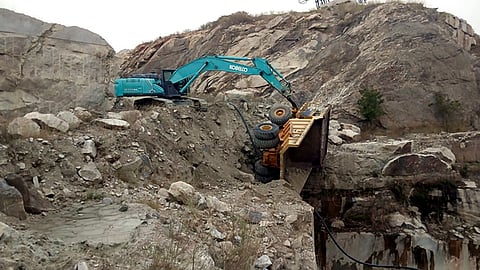 கிரானைட் குவாரியில் 300 அடி பள்ளத்தில் கவிழ்ந்துகிடக்கும் லாரி