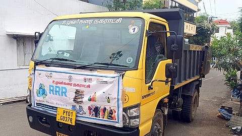 பழையப் பொருள்களைச் சேகரிக்கத் தயாா் நிலையில் உள்ள உழவா்கரை நகராட்சி வாகனம்