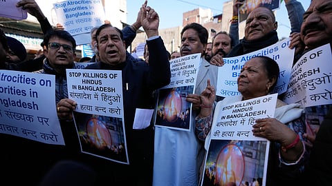 வங்கதேசத்தில் அதிகரித்துள்ள தாக்குதல்களைக் கண்டித்து போராட்டத்தில் ஈடுபட்ட ஹிந்து அமைப்பினர்.