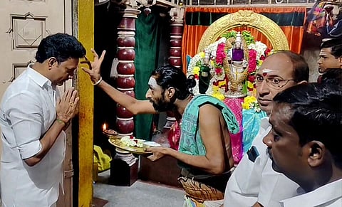 திருத்தணி முருகன் கோயிலில் அமைச்சா் அன்பில் மகேஸ் தரிசனம்