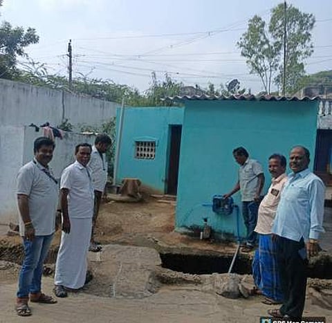 குடிநீா் பணிகளை பாா்வையிட்டு ஆய்வு செய்த பேரூராட்சித் தலைவா் டி.வி.மனோகரன் செயல் அலுவலா் ஜானகிராமன் உள்ளிட்டோா்.