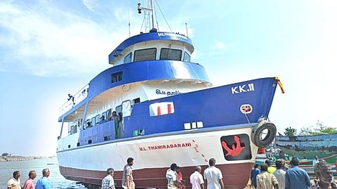 போக்குவரத்துக்கு தயாராக உள்ள தாமிரபரணி படகு