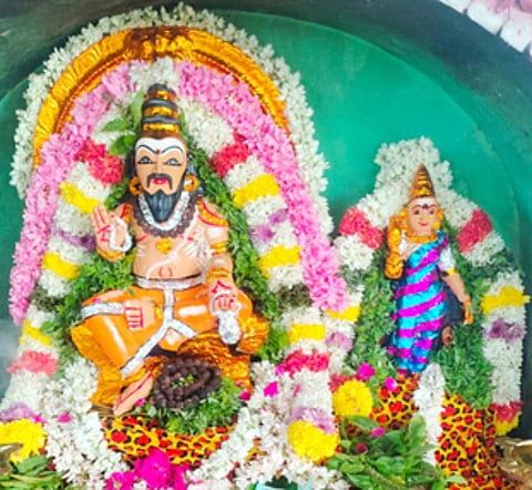 சந்தன அலங்காரத்தில் அருள்பாலித்த அகத்தியா் மற்றும் லோபமுத்திரை.