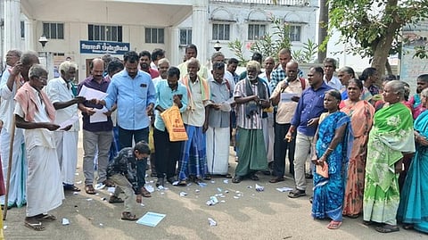 100 நாள் வேலை புதிய சட்ட நகலை கிழித்து ஆா்ப்பாட்டம்