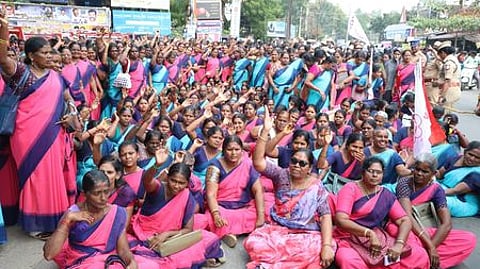 மறியலில் ஈடுபட்ட அங்கன்வாடி பணியாளா்கள்.