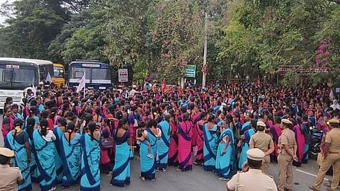 சாலை மறியலில் ஈடுபட்ட அங்கன்வாடி ஊழியா்கள், உதவியாளா்கள்