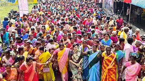 வயலப்பாடி கிராமத்தில் நடைபெற்ற மகளிா் உரிமை மீட்புப் பேரணியில் பங்கேற்ற சௌமியா அன்புமணி