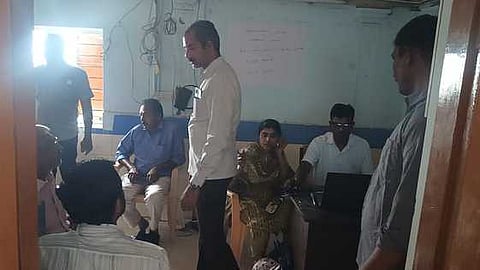 சொந்த நிலத்தில் பனைமரத்தை வெட்டிய விவசாயி: லஞ்சம் கேட்டு கைதான விஏஓ