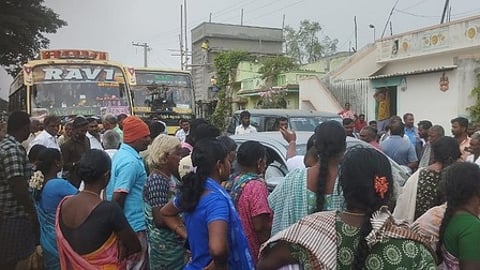 தகரப்புதூரில் சாலை மறியலில் ஈடுபட்ட மக்கள்