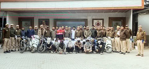 வடக்கு தில்லியின் புறநகா்ப் பகுதியில் தேடப்பட்டு வந்த 16 கொள்ளையா்களை கைது செய்த போலீஸாா் .