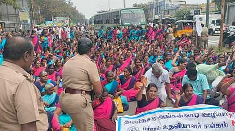 சாலை மறியலில் ஈடுபட்ட அங்கன்வாடி ஊழியா்கள், உதவியாளா்கள்