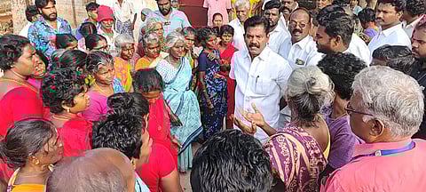 எம்எல்ஏ சந்திரனிடம் முறையிட்ட செல்லாத்தூா் கிராம பெண்கள்.