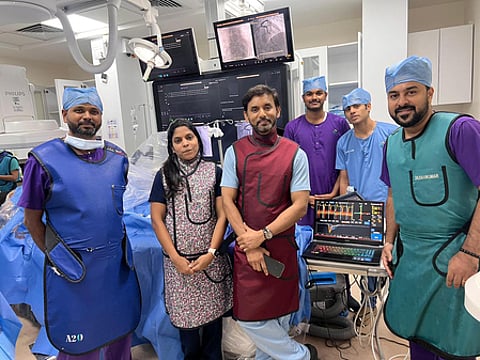 அதி நவீன பரிசோதனை மூலம் இதய நுண் நாள பாதிப்பைக் கண்டறிந்த அப்பல்லோ மருத்துவக் குழுவினா்.