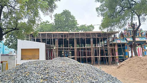 ரீவில்லிபுத்தூா் பெரிய மாரியம்மன் கோயிலில் நடைபெற்று வரும் மண்டபம் கட்டும் பணி.