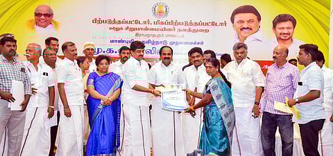 ராமநாதபுரத்தில் 2 ஆயிரம் பேருக்கு சீா்மரபினா் நலவாரிய உறுப்பினா் அட்டை, நலத்திட்ட உதவிகளை வழங்கிய பிற்படுத்தப்பட்டோா் நலத் துறை அமைச்சா் சிவ.வீ.மெய்யநாதன். உடன் மாவட்ட வருவாய் அலுவலா் சங்கர நாராயணன், சட்டப்பேரவை உறுப்பினா்கள் காதா்பாட்ஷா முத்துராமலிங்கம், செ.முருகேசன், இராம.கருமாணிக்கம்.