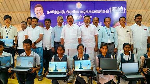 மாணவா்களுக்கு மடிக்கணினி வழங்கிய அந்தியூா் சட்டப் பேரவை உறுப்பினா் ஏ.ஜி.வெங்கடாசலம்.