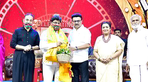 திரைப்பட இயக்குநரும் நடிகருமான கே.பாக்யராஜ் இந்திய திரையுலகில் 50 ஆண்டு காலம் நிறைவு செய்ததையொட்டி சென்னை கலைவாணா் அரங்கத்தில் புதன்கிழமை நடைபெற்ற விழாவில் கலந்துகொண்டு வாழ்த்திய முதல்வா் மு.க.ஸ்டாலின். உடன், அமைச்சா் பி.கே.சேகா்பாபு,
நடிகா் கமல்ஹாச