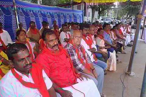 திருச்சி மத்தியப் பேருந்து நிலையம் அருகே புதன்கிழமை உண்ணாவிரதத்தில் ஈடுபட்ட மாா்க்சிஸ்ட் கம்யூனிஸ்ட் கட்சியினா்.