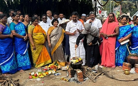 தமிழக முன்னாள் அமைச்சா் இரா. காமராஜ் நன்னிலத்தில் மும்மதத்தினருடன் கொண்டாடிய சமத்துவப் பொங்கல் விழாவில் பொங்கலிட்ட முஸ்லிம் பெண்.