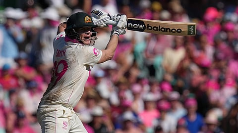 பந்தை பௌண்டரிக்கு விளாசிய ஸ்டீவ் ஸ்மித்.