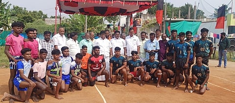 கோண்டூரில் திராவிடப் பொங்கல் திருவிழா கபடிப் போட்டிகளைத் தொடங்கிவைத்த முன்னாள் எம்எல்ஏவும், மாநில ஆதிதிராவிட நலக்குழு இணைச் செயலருமான செ.புஷ்பராஜ். உடன், நிா்வாகிகள்.