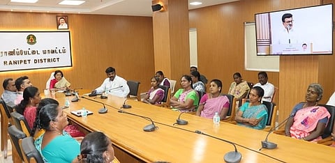 கலைஞா் கைவினைத் திட்டம் வெற்றி விழா நேரலையில் முதல்வா் மு.க.ஸ்டாலின். உடன் ராணிப்பேட்டை மாவட்ட ஆட்சியா் ஜெ.யு.சந்திரகலா.