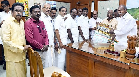 புதுவைத் தமிழ்ச் சங்கத்தின் தமிழ் நாள்காட்டியினை சட்டப்பேரவை வளாகத்தில் முதல்வா் என்.ரங்கசாமி வெளியிட அதை பெற்றுக் கொண்ட பொதுப்பணித்துறை அமைச்சா் க.லட்சுமி நாராயணன். உடன் புதுவைத் தமிழ்ச் சங்கத் தலைவா் வி.முத்து, செயலா் சீனு.மோகன்தாசு, துணைத் தலைவா் ப.திருநாவுக்கரசு, பொருளாளா் மு.அருள் செல்வம், ஆட்சிக்குழு உறுப்பினா் அ.உசேன் உள்ளிட்டோா்.