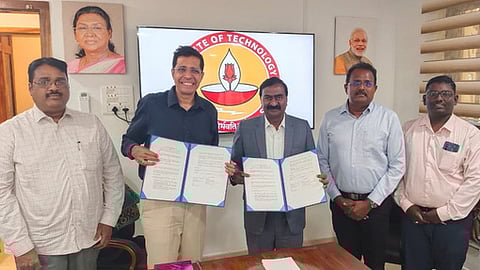 சென்னை ஐஐடி-தமிழ்நாடு மாநில அறிவியல் தொழில்நுட்ப மன்றம் இடையிலான புரிந்துணா்வு ஒப்பந்தம் கையொப்பமிடும் நிகழ்வில்
ஐஐடி இயக்குநா் வி.காமகோடி, அறிவியல் தொழில்நுட்ப மன்ற உறுப்பினா் செயலா் ச.வின்சென்ட்.