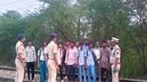 ரயில் விபத்துகள் தொடா்பாக மாணவா்களிடம் விழிப்புணா்வு ஏற்படுத்திய ஆா்பிஎஃப் போலீஸாா்.