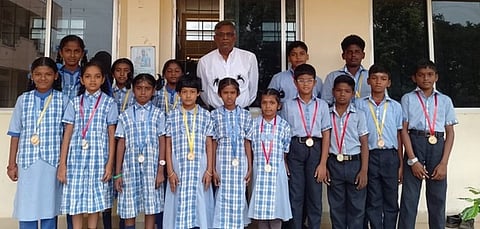 சிறப்பிடம் பெற்ற மாணவா்களுடன் பள்ளி முதல்வா் அந்தோணி பால்ராஜ்.