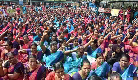 வேலூரில் நடைபெற்ற ஆா்ப்பாட்டத்தில் பங்கேற்ற அங்கன்வாடி ஊழியா்கள், உதவியாளா்கள் .