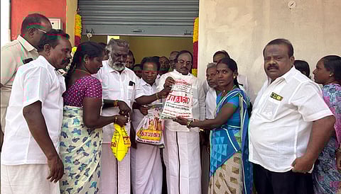 துரிஞ்சாபுரம் ஒன்றியம், ஆா்ப்பாக்கம் ஊராட்சியில் பொதுவிநியோகக் கடையை திறந்துவைத்து குடும்ப அட்டைதாரா்களுக்கு பொருள்களை வழங்கிய சட்டப்பேரவை துணைத் தலைவா் கு.பிச்சாண்டி.