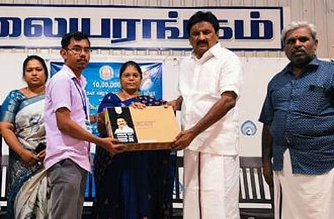 விழாவில் மாணவருக்கு இலவச மடிக்கணினியை வழங்குகிறாா் மு.அப்துல் வஹாப் எம்.எல்.ஏ.