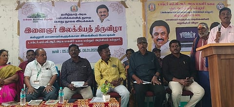 விழுப்புரம் டாக்டா் எம்.ஜி.ஆா். அரசு மகளிா் கலை மற்றும் அறிவியல் கல்லூரியில் நடைபெற்ற இளைஞா் இலக்கியத் திருவிழா போட்டி விழாவில் பேசிய மாவட்ட நூலக அலுவலா் ம.இளஞ்செழியன்.