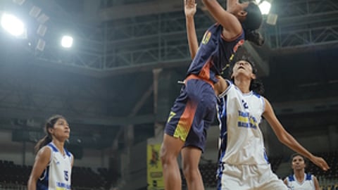 தமிழக-கேரள அணியினா் ஆட்டம்