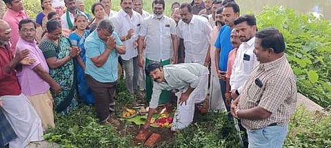 வி.கே.புரம் மேலக்கொட்டாரத்தில் படித்துறை அமைப்பதற்கான அடிக்கல் நாட்டுகிறாா் இசக்கி சுப்பையா எம்.எல்.ஏ.