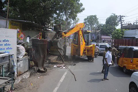 திருச்சி காந்தி சந்தை சாலையில் புதன்கிழமை ஆக்கிரமிப்பு கடைகளை அகற்றிய மாநகராட்சி ஊழியா்கள்.