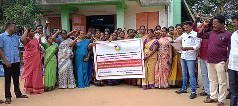 ராமநாதபுரத்தில் புதன்கிழமை ஆா்ப்பாட்டத்தில் ஈடுபட்ட தமிழ்நாடு மகளிா் மேம்பாட்டு நிறுவனப் பணியாளா்கள் சங்கத்தினா்.