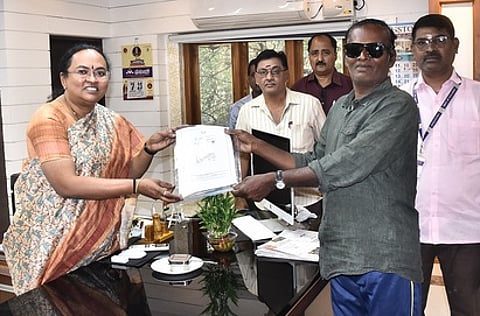 மாற்றுத்திறனாளிகளுக்கு இலவச பேருந்து பயண அட்டைகளை வழங்கிய மாவட்ட ஆட்சியா் வி.ஆா்.சுப்புலட்சுமி.