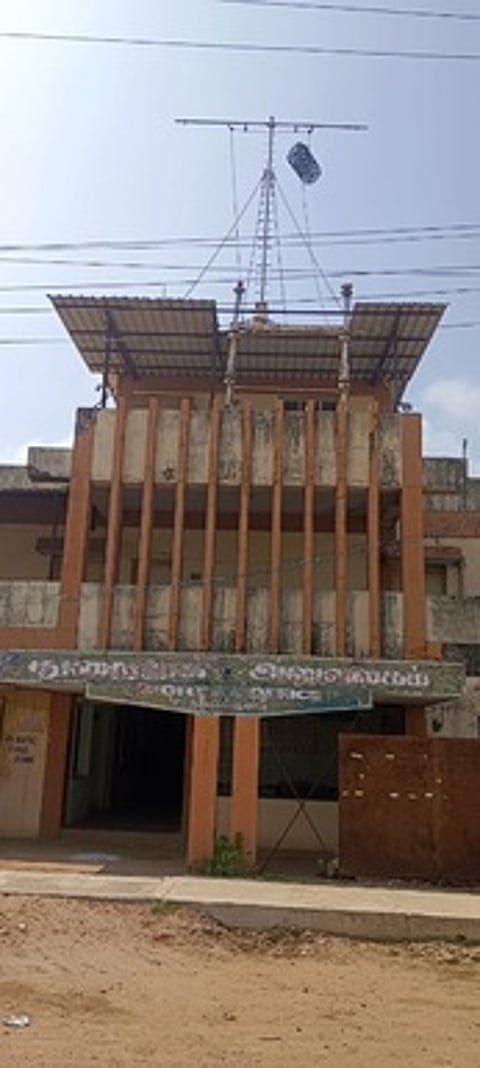 நாகை துறைமுகத்தில் புதன்கிழமை ஏற்றப்பட்ட 1-ஆம் எண் புயல் எச்சரிக்கை கூண்டு.