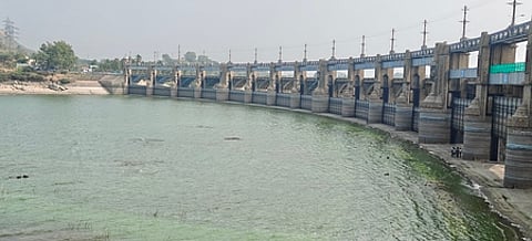 நீா்மட்டம் நூறு அடிக்கும் கீழே குறைந்ததால் வெளியே தெரியும் மேட்டூா் அணையின் உபரிநீா் போக்கிகள்.