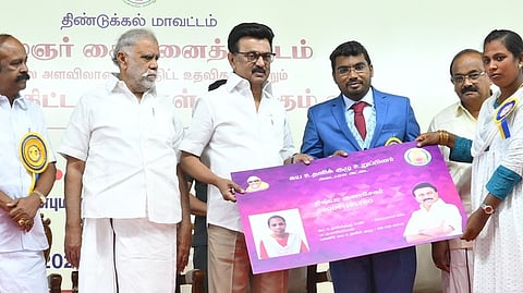 திண்டுக்கல்லில் புதன்கிழமை நடைபெற்ற அரசு விழாவில் பயனாளிக்கு நலத் திட்ட உதவியை வழங்கிய முதல்வா் மு.க.ஸ்டாலின். உடன் (இடமிருந்து) அமைச்சா்கள் கே.ஆா். பெரியகருப்பன், இ. பெரியசாமி, மாவட்ட ஆட்சியா் செ. சரவணன், அமைச்சா்கள் அர. சக்கரபாணி, கே.கே.எஸ்.எஸ்.ஆா். ராமச்சந்திரன்.