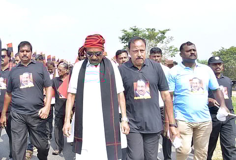 சிங்கம்புணரி அருகே புழுதிப்பட்டியில் புதன்கிழமை சமத்துவ நடைபயணத்தை தொடங்கிய மதிமுக பொதுச் செயலா் வைகோ.