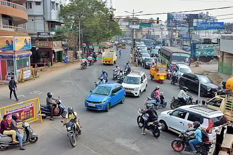 கணபதி சக்தி சாலை சூா்யா மருத்துவமனை அருகில், சிக்னல் செயல்படாததால், இருசாலை சந்திப்பில் தாறுமாறாகச் செல்லும் வாகனங்கள்.
~கணபதியில் சிக்னல் செயல்படாததால், இருசாலை சந்திப்பில் தாறுமாறாகச் செல்லும் வாகனங்கள்.