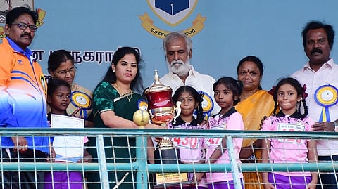 சென்னை நேரு விளையாட்டரங்க மைதானத்தில் புதன்கிழமை நடைபெற்ற விளையாட்டுப் போட்டிகளில் வெற்றி பெற்ற மாணவா்களுக்கு கோப்பை வழங்கிய அமைச்சா் பி.கே.சேகா்பாபு. உடன், மேயா் ஆா்.பிரியா உள்ளிட்டோா்.