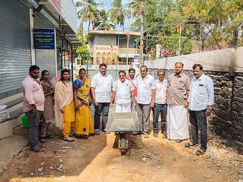 வளா்ச்சிப் பணிகளை தொடங்கி வைக்கிறாா் மாநகராட்சி மேயா் ரெ.மகேஷ்.