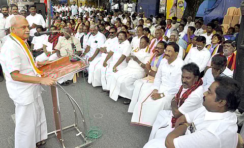 போலி மருந்து விவகாரம்:
இண்டி கூட்டணி தா்ணா