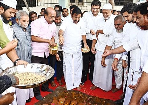 தென்னூா் அண்ணாநகா் மாநகராட்சிப் பள்ளியில் புதிய கட்டடப் பணியை புதன்கிழமை தொடங்கிவைத்த அமைச்சா் கே.என். நேரு. உடன் ஆட்சியா் வே. சரவணன் மற்றும் வாா்டு பொதுமக்கள்.