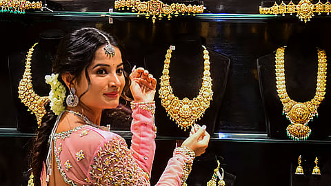 ஒரே நாளில் கிலோவுக்கு ரூ. 12,000 உயர்ந்த வெள்ளி! ஏறுமுகத்தில் தங்கம் விலை!!